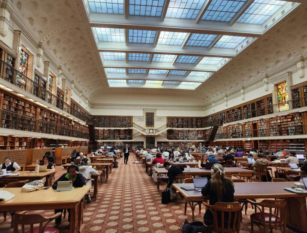 library filled with people studying