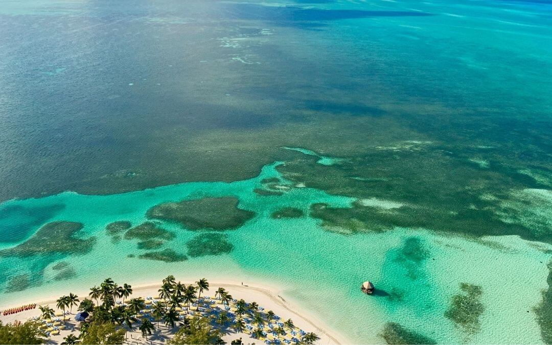 Compare 5 global vacation rental platforms for eco-friendly stays, luxury island retreats, Caribbean rentals, flexible travel planning, and beachfront getaways.
