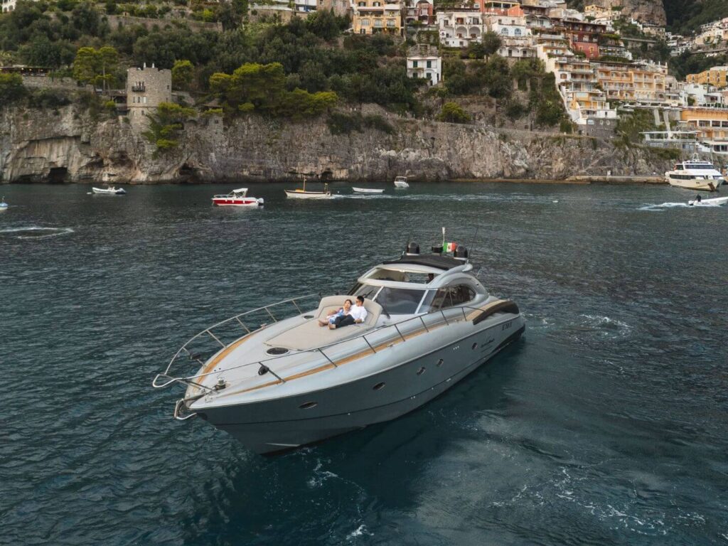 couple-on-bow-pdg-boat-tours-positano-amalfi-coast-view-from-sea-copyright-adriano-alfaro-for-pdg-boat-tours-sorrento-riproduzione-vietata-reproduction-prohibited
