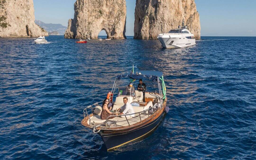 Visiting the Amalfi Coast by boat is a dream for many, but planning can be overwhelming. We reveal our best tips to ensure a perfect trip.